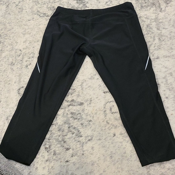 New Balance crops with reflective piping - Picture 3 of 8